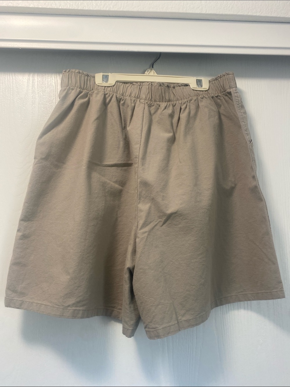 Women’s Cherokee Khaki Cargo Shorts - Picture 3 of 4